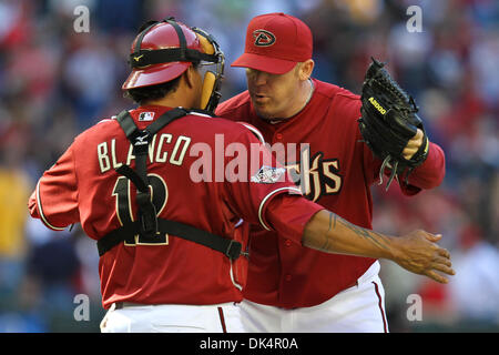 Apr. 10, 2011 - Phoenix, Arizona, Stati Uniti - Arizona Diamondbacks brocca J.J. Putz (40) ottiene un abbraccio dal suo catcher Henry Blanco (12) dopo la finale di 10-8 vittoria contro i Cincinnati Reds al Chase Field. (Credito Immagine: © Chris Pondy/Southcreek globale/ZUMAPRESS.com) Foto Stock