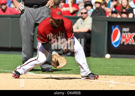 Apr. 10, 2011 - Phoenix, Arizona, Stati Uniti - Arizona Diamondbacks' primo baseman Juan Miranda (46) carica un rasoterra dalla distanza durante un 10-8 vittoria su i Cincinnati Reds al Chase Field. (Credito Immagine: © Chris Pondy/Southcreek globale/ZUMAPRESS.com) Foto Stock