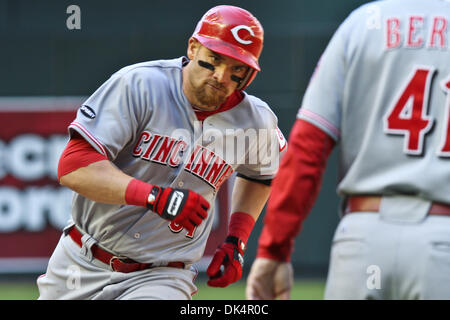 Apr. 10, 2011 - Phoenix, Arizona, Stati Uniti - Cincinnati Reds' Jonny Gomes (31) arrotonda terzo dopo l'invio di uno in bleachers contro l'Arizona Diamondbacks. Nonostante Gomes" blast, il Diamondbacks sconfitto i rossi 10-8 al Chase Field. (Credito Immagine: © Chris Pondy/Southcreek globale/ZUMAPRESS.com) Foto Stock