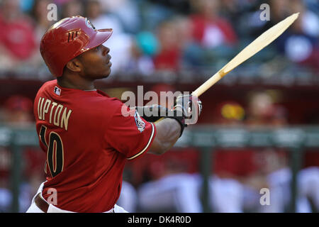 Apr. 10, 2011 - Phoenix, Arizona, Stati Uniti - Arizona Diamondbacks' Justin Upton (10) ha rotto la sua seconda bat in come molti giorni contro i Cincinnati Reds. Il Diamondbacks sconfitto i rossi 10-8 e ha vinto due dei tre giochi della serie al Chase Field. (Credito Immagine: © Chris Pondy/Southcreek globale/ZUMAPRESS.com) Foto Stock