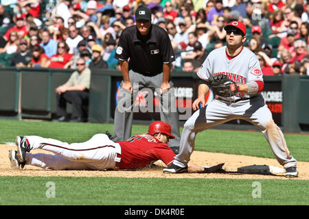 Apr. 10, 2011 - Phoenix, Arizona, Stati Uniti - Arizona Diamondbacks" Willie Bloomquist (18) scorre in modo sicuro torna alla prima mentre Cincinnati Reds primo baseman Joey Votto (19) attende per il tiro. Il Diamondbacks sconfitto i rossi 10-8 e ha preso due dei tre giochi al Chase Field. (Credito Immagine: © Chris Pondy/Southcreek globale/ZUMAPRESS.com) Foto Stock