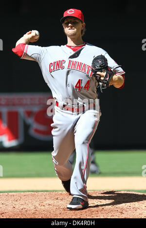 Apr. 10, 2011 - Phoenix, Arizona, Stati Uniti - Cincinnati Reds a partire lanciatore Mike Leake (44) si riscalda tra gli inning durante a partita contro l'Arizona Diamondbacks al Chase Field. Il Diamondbacks sconfitto i rossi 10-8 nel gioco finale di tre serie di gioco. (Credito Immagine: © Chris Pondy/Southcreek globale/ZUMAPRESS.com) Foto Stock