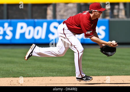 Apr. 10, 2011 - Phoenix, Arizona, Stati Uniti - Arizona Dimaondbacks' breve sosta Stephen Drew (6) lancia la palla a seconda base durante una partita contro i Cincinnati Reds al Chase Field. Il Diamondbacks sconfitto i rossi 10-8 nel gioco finale di tre serie di gioco. (Credito Immagine: © Chris Pondy/Southcreek globale/ZUMAPRESS.com) Foto Stock
