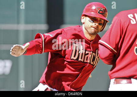 Apr. 10, 2011 - Phoenix, Arizona, Stati Uniti - Arizona Diamondbacks' Ryan Roberts (14) celebra come egli arrotonda la terza base dopo aver colpito un home run contro i Cincinnati Reds. Il Diamondbacks sconfitto i rossi 10-8 nel gioco finale di tre serie di gioco al Chase Field. (Credito Immagine: © Chris Pondy/Southcreek globale/ZUMAPRESS.com) Foto Stock