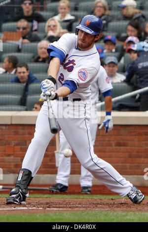 Apr. 10, 2011 - Corona, New York, Stati Uniti - New York Mets primo baseman Ike Davis (29) riceve un colpo contro i cittadini di Washington durante il primo inning al Citi Field in corona, NY. (Credito Immagine: © Debby Wong/Southcreek globale/ZUMAPRESS.com) Foto Stock