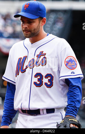 Apr. 10, 2011 - Corona, New York, Stati Uniti - New York Mets lanciatore di rilievo Taylor Buchholz (33) reagisce a rinunciare a due manches di legare il gioco nell'ottavo inning contro i cittadini di Washington al Citi Field in corona, NY. Cittadini di Washington ha sconfitto i New York Mets 7-3 in 11 inning. (Credito Immagine: © Debby Wong/Southcreek globale/ZUMAPRESS.com) Foto Stock