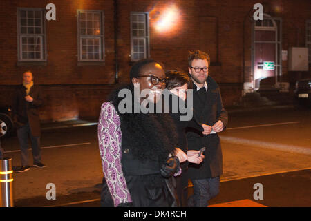 Londonderry, Regno Unito. 2° dic, 2013. Lynette Yiadom Boakye è un artista di discesa del Ghana con base a Londra e 2013 Turner Prize Nominee a Ebrington Square, Londonderry. Credito: Darron Mark/Alamy Live News Foto Stock