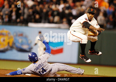 Apr. 11, 2011 - San Francisco, California, Stati Uniti - San Francisco Giants shorstop Miguel Tejada (10) fa un doppio gioco durante la partita MLB tra i San Francisco Giants e il Los Angeles Dodgers. (Credito Immagine: © Dinno Kovic/Southcreek globale/ZUMAPRESS.com) Foto Stock