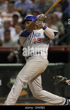 Apr. 11, 2011 - Houston, Texas, Stati Uniti - Chicago Cubs Infielder Starlin Castro (13) assume una grande swing. Il Chicago Cubs battere Houston Astros 5-4 al Minute Maid Park a Houston, TX. (Credito Immagine: © Luis Leyva/Southcreek globale/ZUMAPRESS.com) Foto Stock