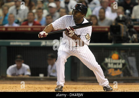 Apr. 11, 2011 - Houston, Texas, Stati Uniti - Houston Astros Outfielder Michael Bourn (21) i quadrati di distanza di bunt. Il Chicago Cubs battere Houston Astros 5-4 al Minute Maid Park a Houston, TX. (Credito Immagine: © Luis Leyva/Southcreek globale/ZUMAPRESS.com) Foto Stock