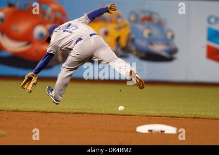 Apr. 11, 2011 - San Francisco, California, Stati Uniti - Los Angeles Dodgers interbase Rafael Furcal (15) perde la palla durante la partita MLB tra i San Francisco Giants e il Los Angeles Dodgers. (Credito Immagine: © Dinno Kovic/Southcreek globale/ZUMAPRESS.com) Foto Stock