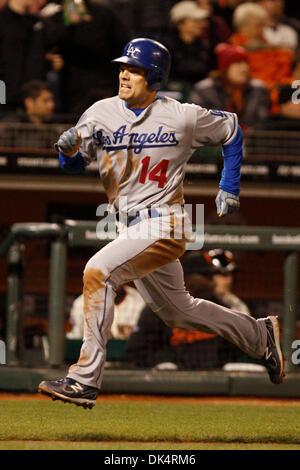 Apr. 11, 2011 - San Francisco, California, Stati Uniti - Los Angeles Dodgers shorstop Jamey Carroll (14) punteggi una corsa durante il gioco MLB tra i San Francisco Giants e il Los Angeles Dodgers. Il Los Angeles Dodgers di vincere la partita contro i San Francisco Giants 6-1. (Credito Immagine: © Dinno Kovic/Southcreek globale/ZUMAPRESS.com) Foto Stock