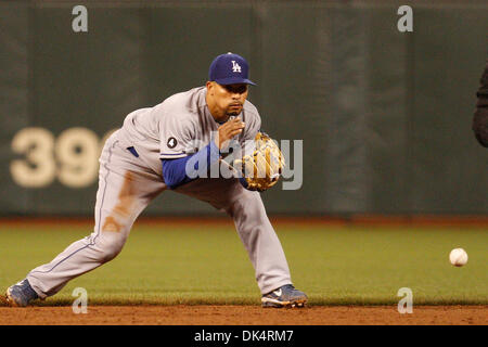 Apr. 11, 2011 - San Francisco, California, Stati Uniti - Los Angeles Dodgers interbase Rafael Furcal (15) rende un gioco durante la partita MLB tra i San Francisco Giants e il Los Angeles Dodgers. Il Los Angeles Dodgers di vincere la partita contro i San Francisco Giants 6-1. (Credito Immagine: © Dinno Kovic/Southcreek globale/ZUMAPRESS.com) Foto Stock