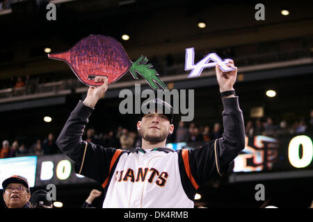 Apr. 11, 2011 - San Francisco, California, Stati Uniti - Ventola nello spirito di rivalità durante la MLB gioco tra i San Francisco Giants e il Los Angeles Dodgers. Il Los Angeles Dodgers di vincere la partita contro i San Francisco Giants 6-1. (Credito Immagine: © Dinno Kovic/Southcreek globale/ZUMAPRESS.com) Foto Stock