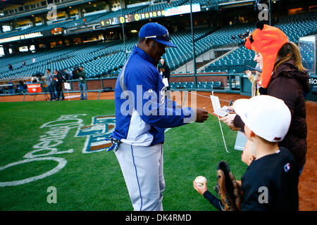 Apr. 11, 2011 - San Francisco, California, Stati Uniti - Los Angeles Dodgers secondo baseman Juan Uribe (5) ritorna a San Francisco firma autografi prima della MLB gioco tra i San Francisco Giants e il Los Angeles Dodgers. (Credito Immagine: © Dinno Kovic/Southcreek globale/ZUMAPRESS.com) Foto Stock