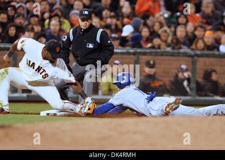 Apr. 11, 2011 - San Francisco, California, Stati Uniti - Los Angeles Dodgers interbase Rafael Furcal (15) ruba la terza base durante la MLB gioco tra i San Francisco Giants e il Los Angeles Dodgers. Il Los Angeles Dodgers di vincere la partita contro i San Francisco Giants 6-1. (Credito Immagine: © Dinno Kovic/Southcreek globale/ZUMAPRESS.com) Foto Stock