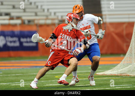 Apr. 12, 2011 - Syracuse, New York, Stati Uniti d'America - Cornell Big Red attackman Rob Pannell (3) gira verso il siracusano net con la palla come Siracusa Orange defenceman Brian Megill (10) ottiene un bastone su di lui nel secondo trimestre. Cornell (5) porta Siracusa (1) 7-2 a metà al Carrier Dome in Syracuse, New York. (Credito Immagine: © Michael Johnson/Southcreek globale/ZUMAPRESS Foto Stock