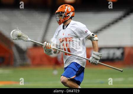 Apr. 13, 2011 - Syracuse, New York, Stati Uniti - Siracusa Orange defensemen Joel bianco (11) porta la palla in campo nel primo trimestre contro la Cornell Big Red. Cornell (5) sconvolto Siracusa (1) 11-6 al Carrier Dome in Syracuse, New York. (Credito Immagine: © Michael Johnson/Southcreek globale/ZUMAPRESS.com) Foto Stock