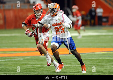 Apr. 13, 2011 - Syracuse, New York, Stati Uniti - Siracusa centrocampista arancione Jovan Miller (23) le gare la palla oltre la Cornell Big Red defensemen Jason nobile (45) nel primo trimestre. Cornell (5) sconvolto Siracusa (1) 11-6 al Carrier Dome in Syracuse, New York. (Credito Immagine: © Michael Johnson/Southcreek globale/ZUMAPRESS.com) Foto Stock