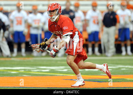 Apr. 13, 2011 - Syracuse, New York, Stati Uniti - Cornell Big Red centrocampista Doug Tesoriero (16) sprint su campo con la palla nel secondo trimestre contro il Siracusa arancione. Cornell (5) sconvolto Siracusa (1) 11-6 al Carrier Dome in Syracuse, New York. (Credito Immagine: © Michael Johnson/Southcreek globale/ZUMAPRESS.com) Foto Stock