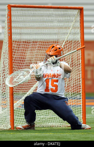 Apr. 13, 2011 - Syracuse, New York, Stati Uniti - Siracusa Orange goalie John Galloway (15) rende il secondo trimestre salva contro la Cornell Big Red. Cornell (5) sconvolto Siracusa (1) 11-6 al Carrier Dome in Syracuse, New York. (Credito Immagine: © Michael Johnson/Southcreek globale/ZUMAPRESS.com) Foto Stock