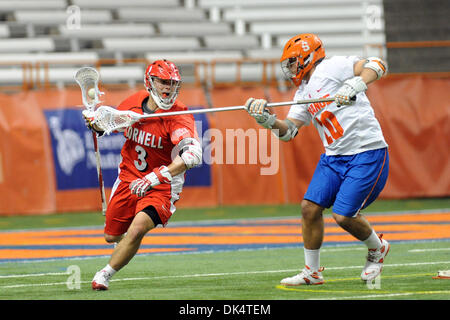 Apr. 13, 2011 - Syracuse, New York, Stati Uniti - Siracusa Orange defensemen Brian Megill (10) tenta di knock lontano la sfera dalla Cornell Big Red attackman Rob Pannell (3) nel secondo trimestre. Cornell (5) sconvolto Siracusa (1) 11-6 al Carrier Dome in Syracuse, New York. (Credito Immagine: © Michael Johnson/Southcreek globale/ZUMAPRESS.com) Foto Stock