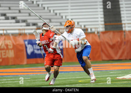 Apr. 13, 2011 - Syracuse, New York, Stati Uniti - Cornell Big Red attackman Rob Pannell (3) assume il colpito da dietro da Siracusa Orange defensemen Brian Megill (10) nel secondo trimestre. Cornell (5) sconvolto Siracusa (1) 11-6 al Carrier Dome in Syracuse, New York. (Credito Immagine: © Michael Johnson/Southcreek globale/ZUMAPRESS.com) Foto Stock