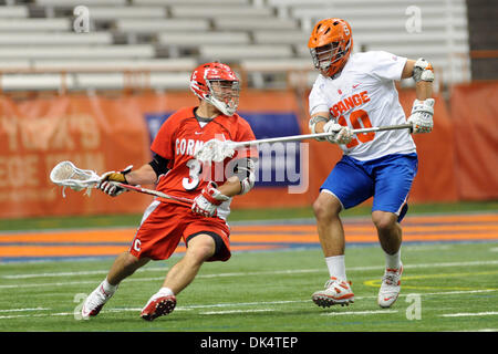 Apr. 13, 2011 - Syracuse, New York, Stati Uniti - Cornell Big Red attackman Rob Pannell (3) sposta la sfera attraverso la zona offensiva mentre Syracuse Orange defensemen Brian Megill (10) tenta di applicare la pressione nel secondo trimestre. Cornell (5) sconvolto Siracusa (1) 11-6 al Carrier Dome in Syracuse, New York. (Credito Immagine: © Michael Johnson/Southcreek globale/ZUMAPRESS.com) Foto Stock