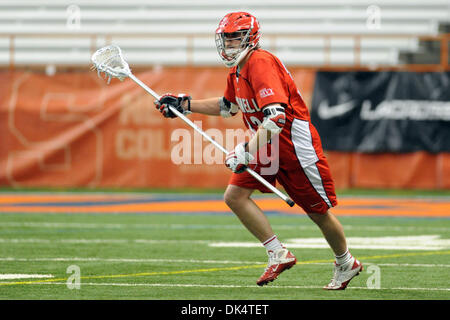 Apr. 13, 2011 - Syracuse, New York, Stati Uniti - Cornell Big Red defensemen Max Feely (33) porta la sfera upfield nel secondo trimestre contro il Siracusa arancione. Cornell (5) sconvolto Siracusa (1) 11-6 al Carrier Dome in Syracuse, New York. (Credito Immagine: © Michael Johnson/Southcreek globale/ZUMAPRESS.com) Foto Stock