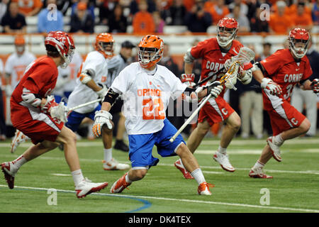 Apr. 13, 2011 - Syracuse, New York, Stati Uniti - Siracusa Orange attackman Jojo Marasco (22) cerca un compagno di squadra aperto nel secondo trimestre contro il Cornell Big Red. Cornell (5) sconvolto Siracusa (1) 11-6 al Carrier Dome in Syracuse, New York. (Credito Immagine: © Michael Johnson/Southcreek globale/ZUMAPRESS.com) Foto Stock