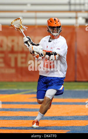 Apr. 13, 2011 - Syracuse, New York, Stati Uniti - Siracusa Orange attackman Jojo Marasco (22) guarda a completare il passaggio nel terzo trimestre contro il Cornell Big Red. Cornell (5) sconvolto Siracusa (1) 11-6 al Carrier Dome in Syracuse, New York. (Credito Immagine: © Michael Johnson/Southcreek globale/ZUMAPRESS.com) Foto Stock