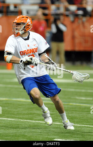 Apr. 13, 2011 - Syracuse, New York, Stati Uniti - Siracusa centrocampista arancione Josh Amidon (9) viene impostato per prendere il tiro in porta nel terzo trimestre contro il Cornell Big Red. Cornell (5) sconvolto Siracusa (1) 11-6 al Carrier Dome in Syracuse, New York. (Credito Immagine: © Michael Johnson/Southcreek globale/ZUMAPRESS.com) Foto Stock