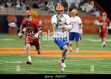 Apr. 13, 2011 - Syracuse, New York, Stati Uniti - Siracusa centrocampista arancione Kevin Drew (19) sprint su campo con la palla nel terzo trimestre contro il Cornell Big Red. Cornell (5) sconvolto Siracusa (1) 11-6 al Carrier Dome in Syracuse, New York. (Credito Immagine: © Michael Johnson/Southcreek globale/ZUMAPRESS.com) Foto Stock