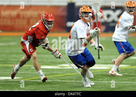 Apr. 13, 2011 - Syracuse, New York, Stati Uniti - Siracusa Orange defensemen David Hamlin (31) orologi la sfera durante il tentativo di rendere il turn-over nel quarto trimestre contro il Cornell Big Red. Cornell (5) sconvolto Siracusa (1) 11-6 al Carrier Dome in Syracuse, New York. (Credito Immagine: © Michael Johnson/Southcreek globale/ZUMAPRESS.com) Foto Stock