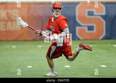 Apr. 13, 2011 - Syracuse, New York, Stati Uniti - Cornell Big Red attackman Steve Mock (6) cerca un compagno di squadra aperto nel quarto trimestre contro il Siracusa arancione. Cornell (5) sconvolto Siracusa (1) 11-6 al Carrier Dome in Syracuse, New York. (Credito Immagine: © Michael Johnson/Southcreek globale/ZUMAPRESS.com) Foto Stock