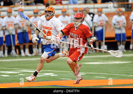 Apr. 13, 2011 - Syracuse, New York, Stati Uniti - Cornell Big Red defensemen Jason nobile (45) Le gare nella zona offensiva con la palla nel quarto trimestre contro il Siracusa arancione. Cornell (5) sconvolto Siracusa (1) 11-6 al Carrier Dome in Syracuse, New York. (Credito Immagine: © Michael Johnson/Southcreek globale/ZUMAPRESS.com) Foto Stock