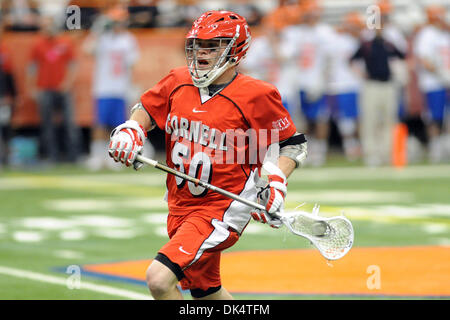 Apr. 13, 2011 - Syracuse, New York, Stati Uniti - Cornell Big Red centrocampista Shane O'Neill (50) porta alla palla in campo nel quarto trimestre contro il Siracusa arancione. Cornell (5) sconvolto Siracusa (1) 11-6 al Carrier Dome in Syracuse, New York. (Credito Immagine: © Michael Johnson/Southcreek globale/ZUMAPRESS.com) Foto Stock