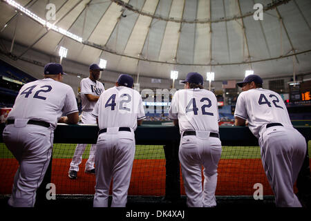 Apr. 15, 2011 - San Pietroburgo, FL, Stati Uniti d'America - SP 335892 te raggi 1.EDMUND D. FONTANA | Orari.(04/14/2011 Tampa) in onore della leggenda del baseball Jackie Robinson, tutti i raggi e Gemelli giocatori indossavano la #42. Robinson ha giocato il suo primo grande partita del campionato il 15 aprile 1947. Il Tampa Bay Rays ha giocato il Minnesota Twins su Aprile 15, 2011 a Tropicana in Campo San Pietroburgo. [EDMUND D. FONTANA, Foto Stock