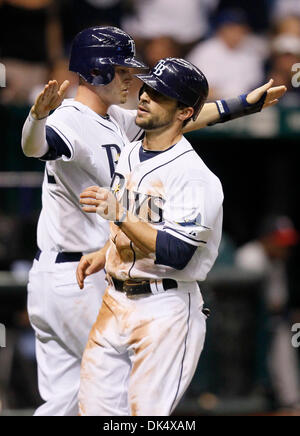 Apr. 15, 2011 - San Pietroburgo, FL, Stati Uniti d'America - SP 335892 te raggi 4.EDMUND D. FONTANA | Orari.(04/14/2011 Tampa) Tampa Bay Rays shorstop Reid Brignac e lasciato fielder Sam Fuld celebrare a casa dopo aver fatta rimbalzare in da Johnny Damon nel sesto inning. Il Tampa Bay Rays ha giocato il Minnesota Twins su Aprile 15, 2011 a Tropicana in Campo San Pietroburgo. [EDMUND D. FONTANA, volte] (Cr Foto Stock