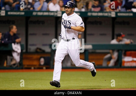 Apr. 15, 2011 - San Pietroburgo, FL, Stati Uniti d'America - SP 335892 te raggi 7.EDMUND D. FONTANA | Orari.(04/14/2011 Tampa) Tampa Bay Rays DH Johnny Damon punteggi di una corsa su una doppia da BJ Upton nella sesta inning. Il Tampa Bay Rays ha giocato il Minnesota Twins su Aprile 15, 2011 a Tropicana in Campo San Pietroburgo. [EDMUND D. FONTANA, volte] (credito Immagine: © San Pietroburgo volte/ZUMAPRESS.com) Foto Stock