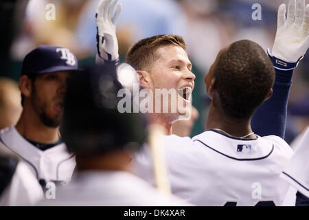 Apr. 15, 2011 - San Pietroburgo, FL, Stati Uniti d'America - SP 335892 te raggi 5.EDMUND D. FONTANA | Orari.(04/14/2011 Tampa) Tampa Bay Rays shorstop Johnny Damon celebra in piroga dopo fatta rimbalzare in da Johnny Damon nel sesto inning. Il Tampa Bay Rays ha giocato il Minnesota Twins su Aprile 15, 2011 a Tropicana in Campo San Pietroburgo. [EDMUND D. FONTANA, volte] (credito Immagine: © SAN P Foto Stock