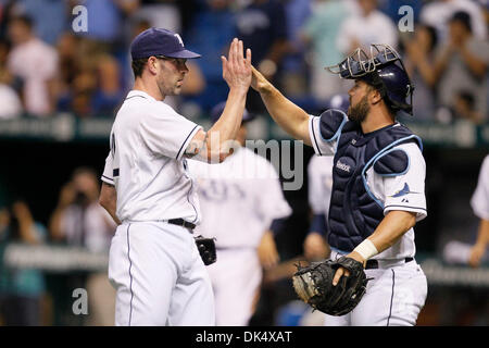 Apr. 15, 2011 - San Pietroburgo, FL, Stati Uniti d'America - SP 335892 te raggi 8.EDMUND D. FONTANA | Orari.(15/04/2011 Tampa) Tampa Bay Rays lanciatore Kyle Farnsworth e catcher Kelly Shoppach celebrare una vittoria 5-2 sopra il Minnesota Twins su Aprile 15, 2011 a Tropicana in Campo San Pietroburgo. [EDMUND D. FONTANA, volte] (credito Immagine: © San Pietroburgo volte/ZUMAPRESS.com) Foto Stock