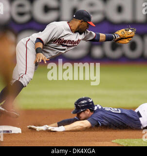 Apr. 16, 2011 - San Pietroburgo, FL, Stati Uniti d'America - SP 335893 te raggi 6.EDMUND D. FONTANA | Orari.(04/16/2011 Tampa) Minnesota Twins shorstop Alessio Casilla va airborne cercando di fare un tag su Tampa Bay Rays diritto fielder Matt Joyce dopo che egli ha colpito un doppio nel quarto inning. Il Tampa Bay Rays ha giocato il Minnesota Twins su Aprile 16, 2011 a Tropicana in Campo San Pietroburgo. [EDMUND D. Foto Stock