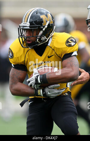 Apr. 16, 2011 - Columbia, Missouri, Stati Uniti d'America - Missouri Tigers tailback Marcus Murphy (6) in azione durante il 2011 Nero e oro calcio molla scrimmage che è giocato per contrassegnare la fine della molla sessione pratica. Il gioco è stato giocato sul campo Faurot presso il Memorial Stadium nel campus dell'Università del Missouri a Columbia nel Missouri. (Credito Immagine: © Scott Ka Foto Stock