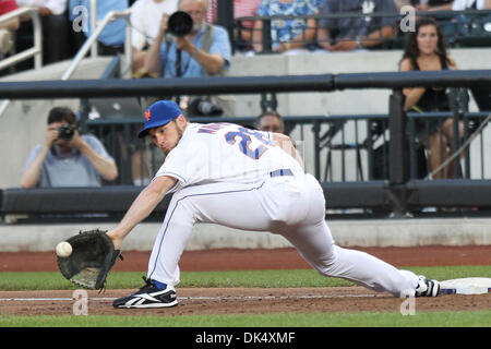 1 luglio 2011 - Flushing, New York, Stati Uniti - New York Mets primo baseman Daniel Murphy (28) campi una palla durante il secondo inning contro i New York Yankees a Citi Field. (Credito Immagine: © Debby Wong/Southcreek globale/ZUMAPRESS.com) Foto Stock