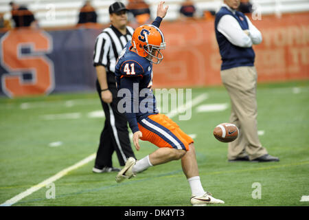 Apr. 16, 2011 - Syracuse, New York, Stati Uniti - Siracusa Orange punter Shane Raupers (41) sterline la palla nel primo trimestre dell annuale blu/bianco gioco al Carrier Dome in Syracuse, New York. (Credito Immagine: © Michael Johnson/Southcreek globale/ZUMAPRESS.com) Foto Stock