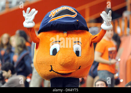 Apr. 16, 2011 - Syracuse, New York, Stati Uniti - Siracusa mascotte arancione Otto passeggiate il diversivo durante l annuale blu/bianco gioco al Carrier Dome in Syracuse, New York. (Credito Immagine: © Michael Johnson/Southcreek globale/ZUMAPRESS.com) Foto Stock