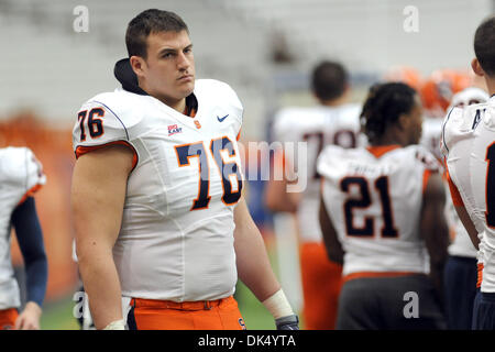 Apr. 16, 2011 - Syracuse, New York, Stati Uniti - Siracusa offensiva arancione affrontare Ian Allport (76) passeggiate il diversivo durante la prima metà dell'annuale blu/bianco gioco al Carrier Dome in Syracuse, New York. (Credito Immagine: © Michael Johnson/Southcreek globale/ZUMAPRESS.com) Foto Stock