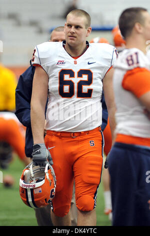 Apr. 16, 2011 - Syracuse, New York, Stati Uniti - Siracusa offensiva arancione affrontare Andrew Phillips (62) passeggiate il marginale nella prima metà dell'annuale blu/bianco gioco al Carrier Dome in Syracuse, New York. (Credito Immagine: © Michael Johnson/Southcreek globale/ZUMAPRESS.com) Foto Stock