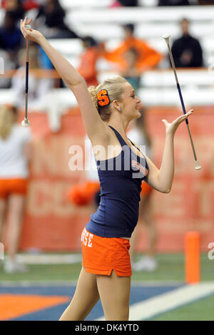 Apr. 16, 2011 - Syracuse, New York, Stati Uniti - Un membro della Siracusa cheer squad ghirigori i manganelli durante l annuale blu/bianco gioco al Carrier Dome in Syracuse, New York. (Credito Immagine: © Michael Johnson/Southcreek globale/ZUMAPRESS.com) Foto Stock